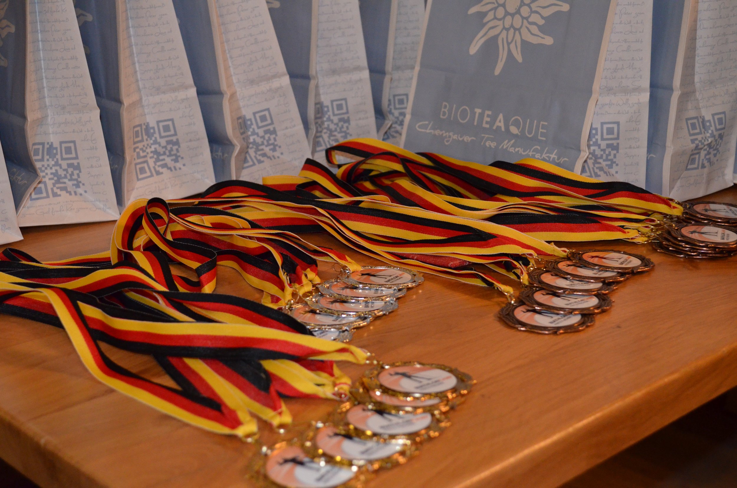 Die Medaillien von für die Gewinner des Biathloncamps von Fritz Fischer