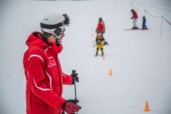 Skilehrer beim Unterricht in Reit im Winkl